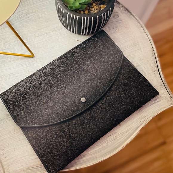 a new day Handbags - Black Glitter Clutch🖤